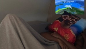 开启中国行！亚马尔社媒晒乘坐飞机前往上海照片，已抵达虹桥机场